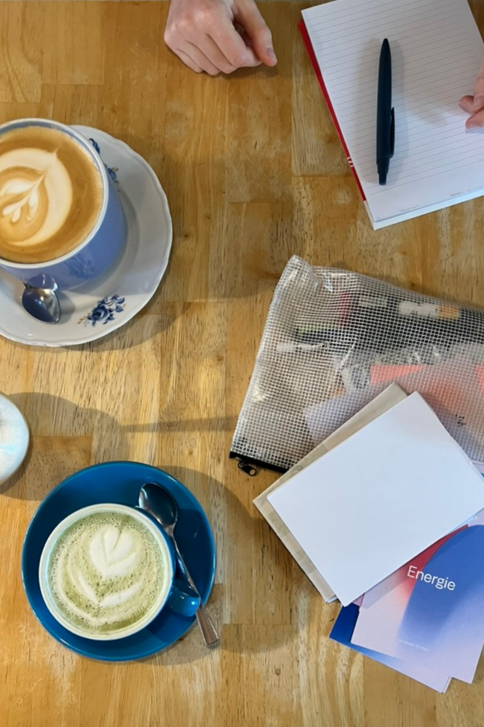 Austausch mit Kaffee und Matchalatte im Cafe